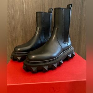(NEW) VALENTINO GARAVANI
Calfskin Roman Stud Chelsea Ankle Boots